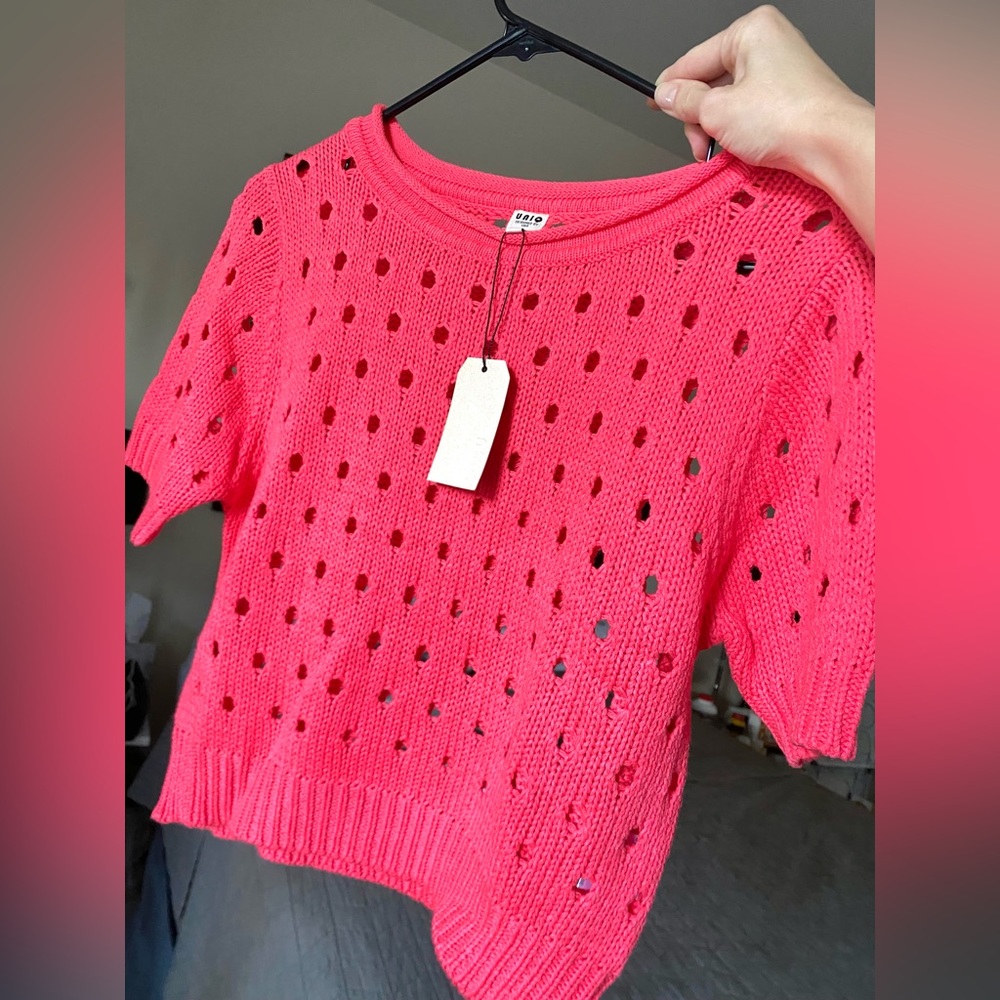 UNIQ porforated Knit top - short sleeves.